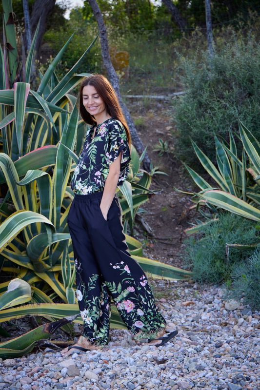 Blomsterprintet satengbluse med korte ermer
